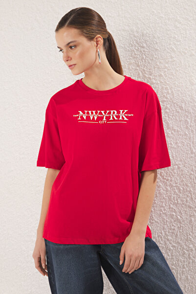 Trendyol Collection Hoch bedrucktes rotes Strick-T-Shirt – 100 % Baumwolle, breite Passform TWOSS25TS00083