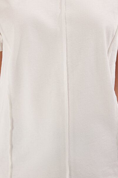 Trendyol Collection Εκρού 100% βαμβακερή ραφή Λεπτομερής κανονική/κανονική εφαρμογή πλεκτό μπλουζάκι TWOSS25TS00135