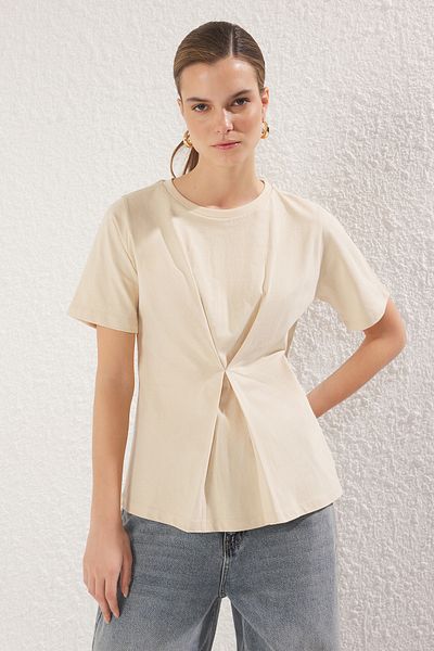 Trendyol Collection Beigefarbene, plissierte Strickbluse mit Rundhalsausschnitt – normale Passform TWOSS24BZ00302