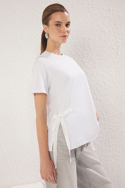Trendyol Collection Lässiges, weißes Strick-T-Shirt – 100 % Baumwolle mit seitlich gebundenen Details TWOSS25TS00074