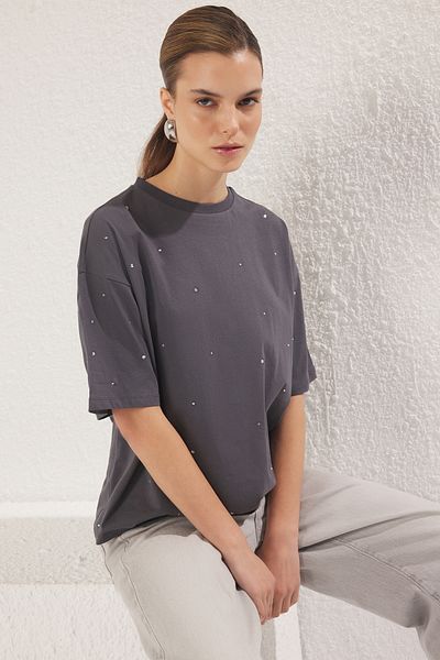 Trendyol Collection Antracit 100% pamut kő részletesen lazított/széles, laza szabású, legény nyakú kötött póló TWOSS23TS00153
