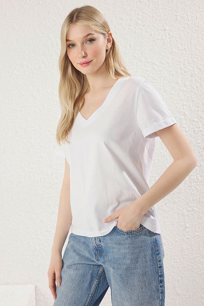 Trendyol Collection Weißes, 100 % Single-Jersey-Strick-T-Shirt mit V-Ausschnitt – kurze Ärmel, normale Passform TWOSS25TS00005