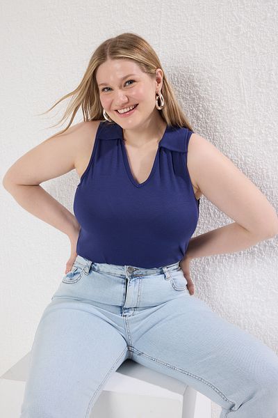 Trendyol Curve Námořnická modrá žebrovaná/košilková pletená halenka větší velikosti