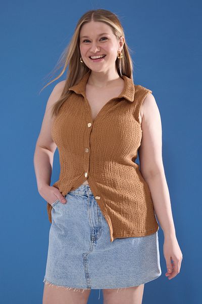 Trendyol Curve Zimtstrukturierte, gestrickte Bluse in Übergröße
