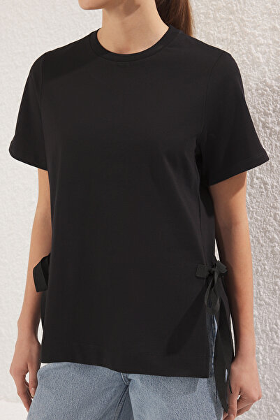 Trendyol Collection Μαύρο πλεκτό μπλουζάκι Relaxed Fit - 100% βαμβάκι με λεπτομέρεια στο πλάι TWOSS25TS00074