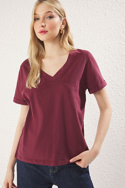 Trendyol Collection Weinrotes, normales T-Shirt mit V-Ausschnitt und 100 % Single-Jersey – kurze Ärmel TWOSS25TS00005