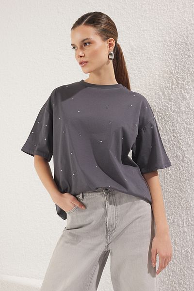 Trendyol Collection Antracit 100% pamut kő részletesen lazított/széles, laza szabású, legény nyakú kötött póló TWOSS23TS00153