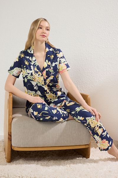 Trendyol Collection Темно-синій піжамний комплект з 100 бавовни з квітковим орнаментом THMSS20PT0063