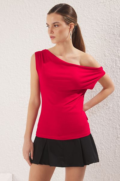Trendyol Collection Rot*001 Rote gerade Bluse mit U-Boot-Ausschnitt und Viskose/weichem Stoff, dehnbar, gestrickt, Bluse TWOSS24BZ00090