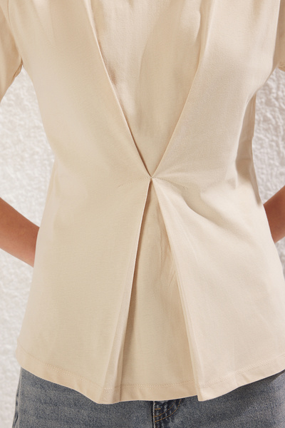 Trendyol Collection Μπεζ πλεκτή μπλούζα με πλισέ λαιμόκοψη - Regular Fit TWOSS24BZ00302