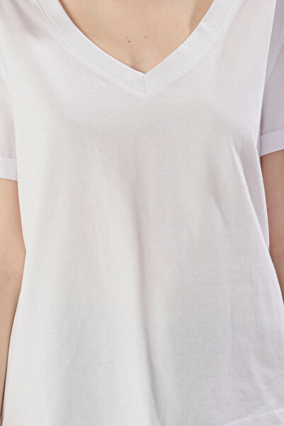 Trendyol Collection Λευκό πλεκτό μπλουζάκι 100% μονό ζέρσεϋ με λαιμόκοψη - κοντό μανίκι, κανονική εφαρμογή TWOSS25TS00005