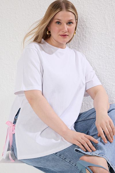 Trendyol Curve Weißes T-Shirt in Übergröße mit lockerer Passform – Schleifendetail an der Seite TBBSS25BF00025
