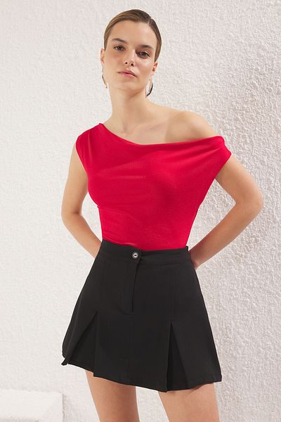 Trendyol Collection Rot*001 Rote gerade Bluse mit U-Boot-Ausschnitt und Viskose/weichem Stoff, dehnbar, gestrickt, Bluse TWOSS24BZ00090