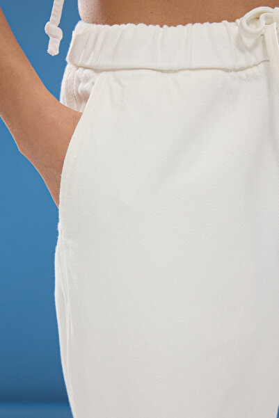 Trendyol Collection Λευκό ελαστικό τζιν με κανονική μέση φαρδύ πόδι TWOSS25JE00050