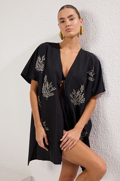 Trendyol Collection Schwarzer Mini-Kimono und Kaftan mit Stickereidetails – TBESS25KM00012