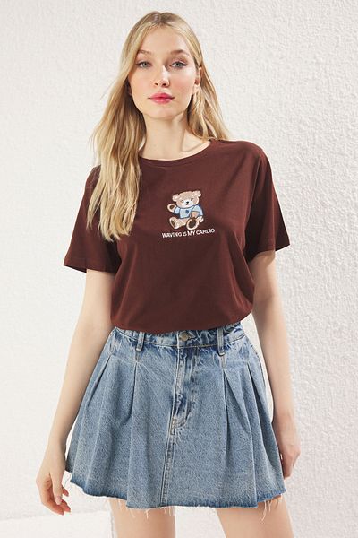 Trendyol Collection Подробна бродерия на плюшено мече - 100% памук, кафява плетена тениска Twoss25Ts00088
