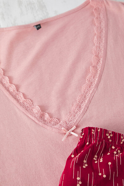 Trendyol Curve Бордово-різнобарвний трикотажний комплект з мереживним декольте з V-подібним вирізом і шортами TBBSS25AI00072