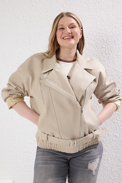 Trendyol Curve Beige Jackenmäntel mit niedrigen Ärmeln und Übergröße in Übergröße TBBSS25AW00003