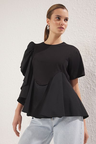 Trendyol Collection Μπλούζα από ποπλίνα μαύρο βολάν - κανονική εφαρμογή TWOSS25BZ00008
