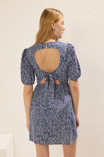 Trendyol Collection Indigo květinový potisk - Mini šaty s vykrojeným pasem TWOSS22EL2858