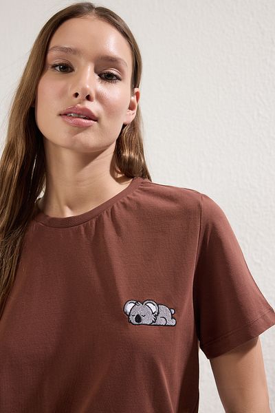 Trendyol Collection Кафява плетена тениска с детайл от бродерия - 100% памук, нормална кройка Twoss24Ts00160