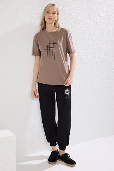 Trendyol Collection Σετ πλεκτό μπλουζάκι και παντελόνι Mink Slogan - TWOSS25AU00098