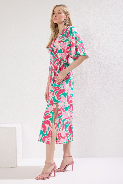 Trendyol Collection Ροζ μίντι φόρεμα με φλοράλ στάμπα - γραμμή Α, λαιμόκοψη με διπλό στήθος TWOSS24EL00915