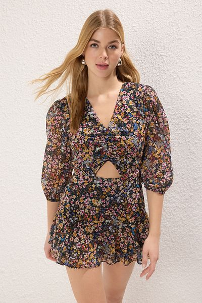 Trendyol Collection Schwarzer, mit Blumenmuster bedruckter, detaillierter, gefütterter, gewebter Mini-Overall aus Chiffon TWOSS23TU00113