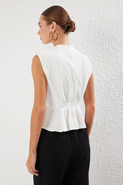 Trendyol Collection Λευκή υφαντή μπλούζα με λαιμόκοψη TWOAW23BZ00559