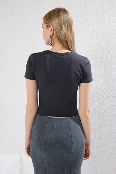 Trendyol Collection Anthracite Crop Fitted T-Shirt - Slogan Printed, Καθιστό στο σώμα, Πλεκτό - TWOSS25TS00037