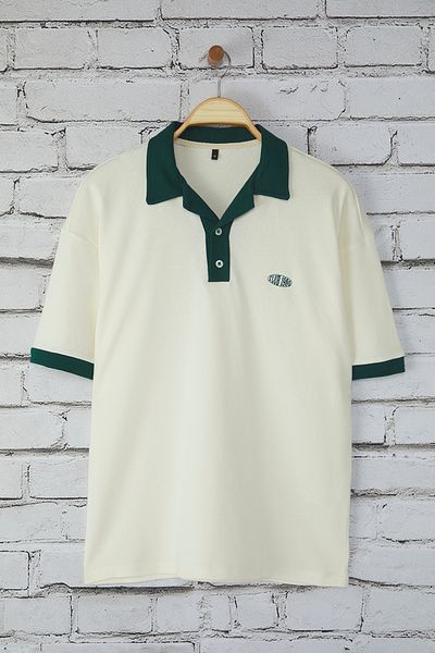 Trendyol Collection Ecrufarbenes Oversize-T-Shirt mit Polokragen und Stickereidetails – TMNSS25PO00013