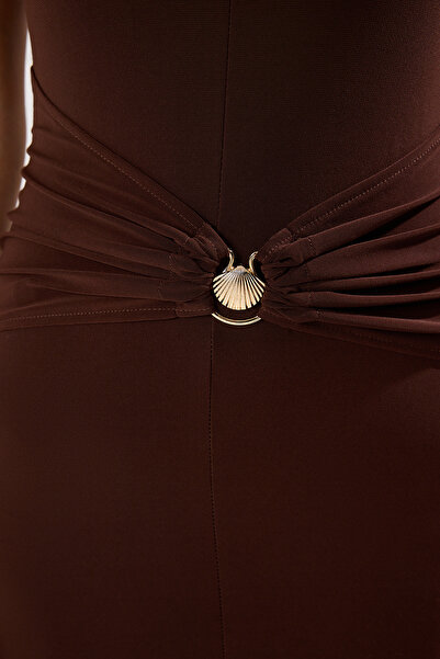 Trendyol Collection Hnědý rovný rovný střih příslušenství Detailní pletené pískové maxi večerní šaty a šaty na návrat domů