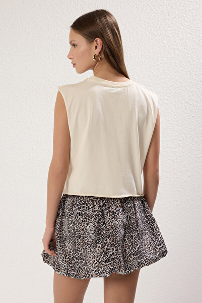 Trendyol Collection T-Shirt Crew Neck Crop - 100% βαμβάκι, εμπριμέ με πέτρα, αμάνικο - TWOSS23TS00122