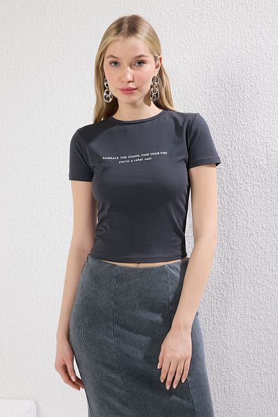 Trendyol Collection Anthracite Crop Fitted T-Shirt - Slogan Printed, Fitted, Knitted - Twoss25Ts00037