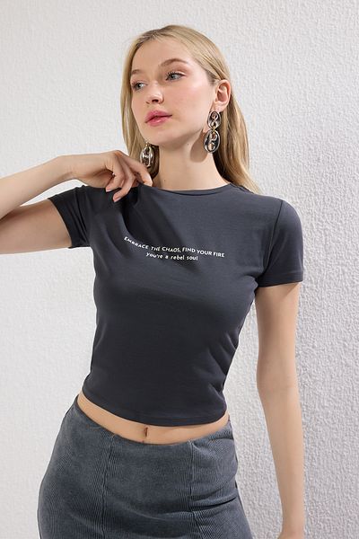 Trendyol Collection Anthracite Crop Fitted T-Shirt - Slogan Printed, Fitted, Knitted - Twoss25Ts00037