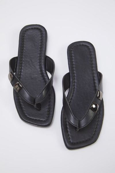 TRENDYOL SHOES Flache Damen-Flip-Flops mit schwarzer Schnalle TAKSS25TE00011