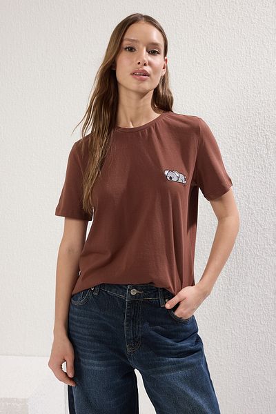 Trendyol Collection Кафява плетена тениска с детайл от бродерия - 100% памук, нормална кройка Twoss24Ts00160