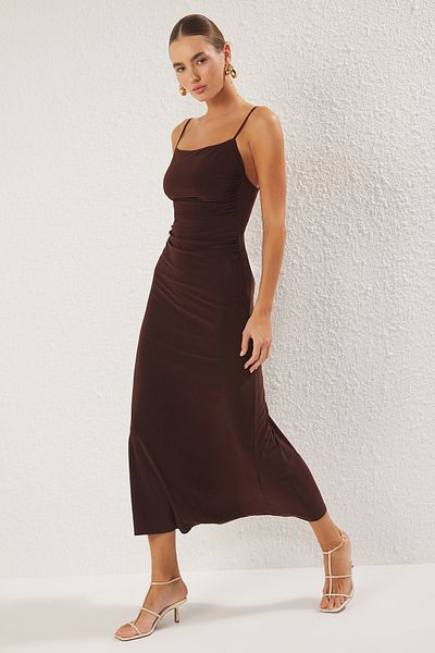 Trendyol Collection Rugalmas Maxi barna kötött ruha - A-vonalú pántokkal és háttámlával TWOSS25EL00539