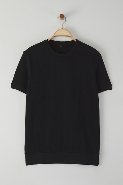 Trendyol Collection Schwarzes Baumwoll-T-Shirt mit Rundhalsausschnitt – TMNSS25TS00062