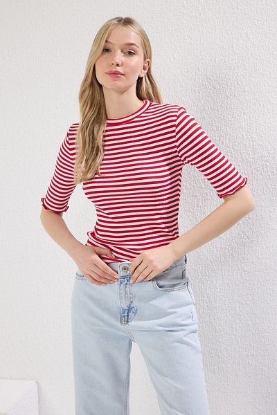 Trendyol Collection Dehnbare, gerippte Bluse mit Rundhalsausschnitt – rot/ecru gestreift, körperbetont TWOSS23BZ00025