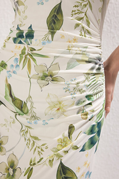 Trendyol Collection Pružné pletené tužkové šaty se světlým povrchem – ecru květinový potisk, lodička Rock Body Sitting Twoss24El00528