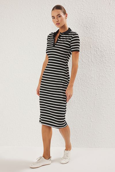 Trendyol Collection Μαύρο ριγέ πόλο γιακά μίντι εύκαμπτο πλεκτό φόρεμα TWOSS25EL00360