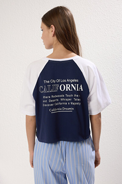 Trendyol Collection Μπλουζάκι Colorblock Navy Blue Slogan Relaxed Fit Crop T-shirt 100% βαμβάκι - TWOSS24TS00098