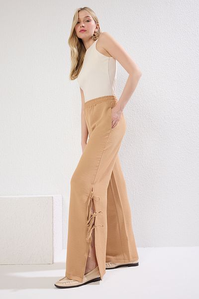 Trendyol Collection Hellbraune Aerobin-Hose mit weitem Bein und Schlitz und Schleifendetail TWOSS25PL00089