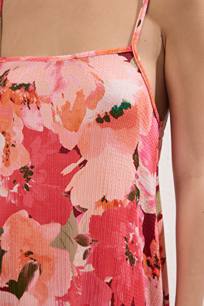 Trendyol Collection Pletené maxi šaty s vícebarevným květinovým potiskem, nastavitelná ramínka A-Line Twist/Texture TWOSS24EL00060