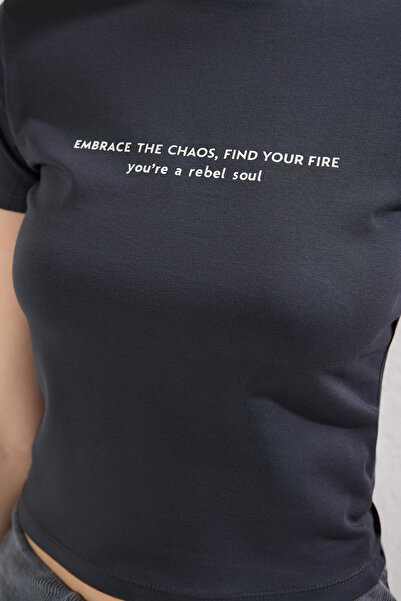 Trendyol Collection Anthracite Crop Fitted T-Shirt - Slogan Printed, Καθιστό στο σώμα, Πλεκτό - TWOSS25TS00037
