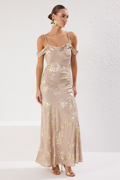 Trendyol Collection Χρυσό αφηρημένο υφαντό μάξι βραδινό φόρεμα και φόρεμα αποφοίτησης TPRSS25AE00089