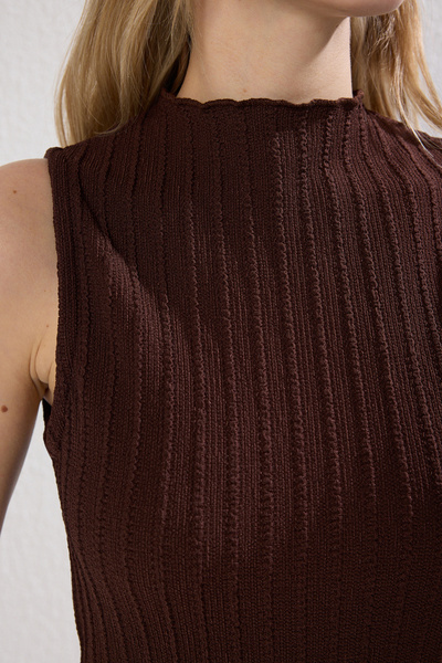 Trendyol Collection Hnědý texturovaný látkový stojáček s límcem přiléhavý na tělo Pružné maxi pletené šaty TWOSS25EL00163