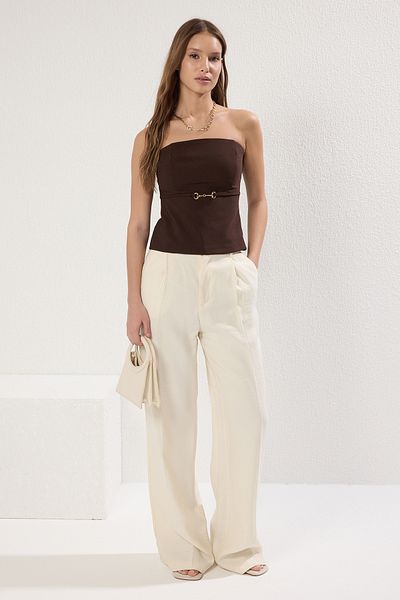 Trendyol Collection Braune, trägerlose, dünne, verzierte, gewebte Bluse mit Gürteldetail TWOSS25BZ00421