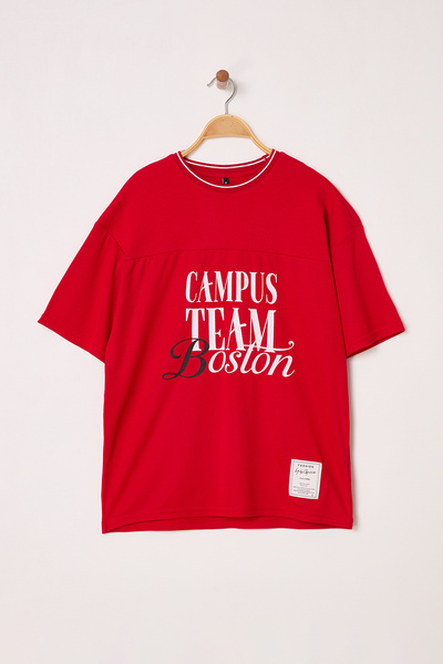 Trendyol Collection Rotes, übergroßes/breites Campus-Team-T-Shirt mit bedrucktem V-Ausschnitt aus Jersey-Stoff TMNSS25TS00122